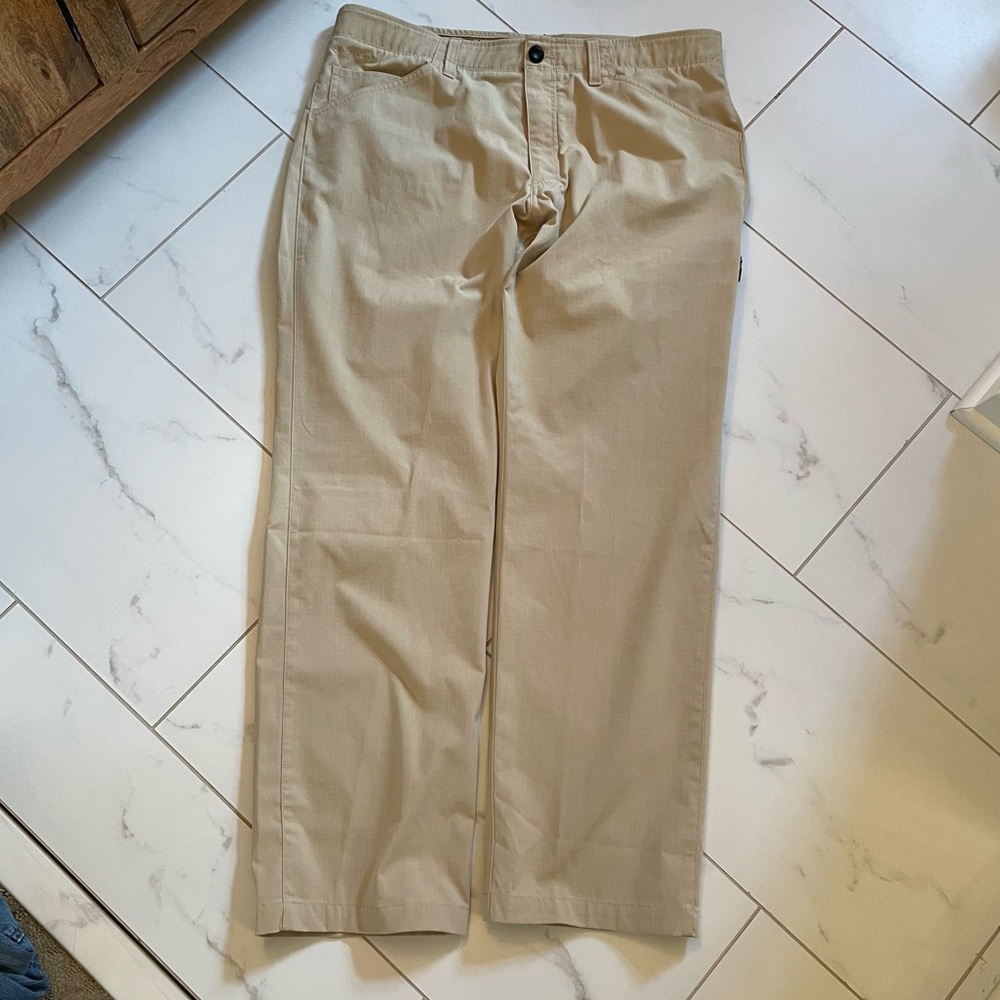 Under Armour 38X32 tan stretch loose pants EUC